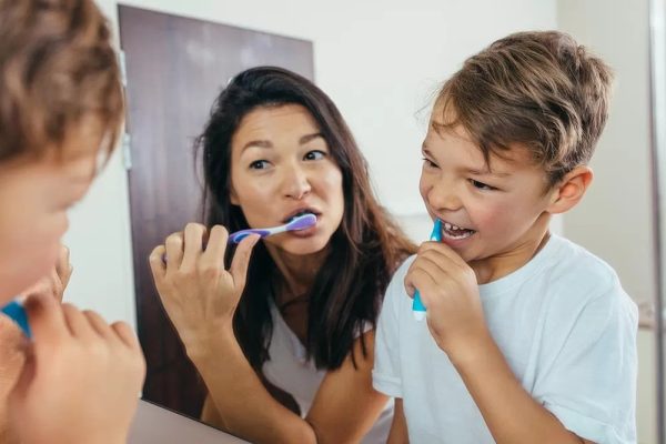 7 Tips Mengajarkan Anak Menyikat Gigi dengan Benar 7 Tips Mengajarkan Anak Menyikat Gigi dengan Benar