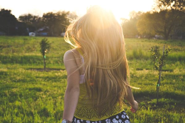 7 Tips Menjaga Rambut Tetap Kuat Meski Sering Terpapar Sinar Matahari