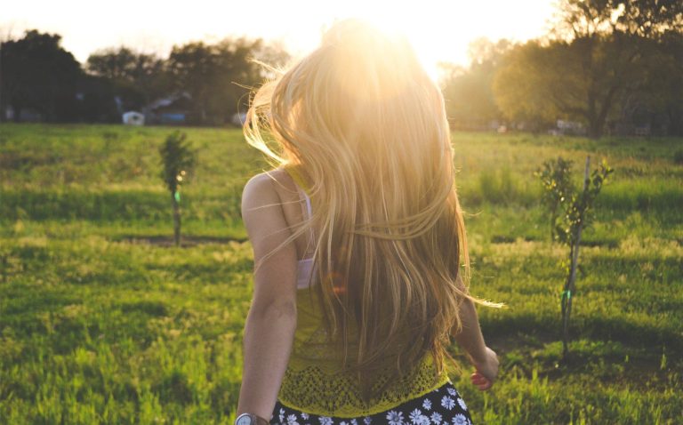 7 Tips Menjaga Rambut Tetap Kuat Meski Sering Terpapar Sinar Matahari