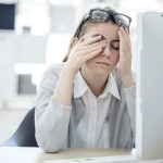 7 Langkah-langkah Mengatasi Mata Lelah setelah Seharian Bekerja