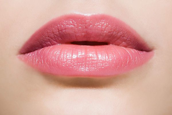 7 Cara Mengembalikan Warna Bibir yang Kusam 7 Cara Mengembalikan Warna Bibir yang Kusam