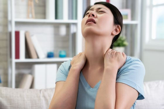 7 Cara Mengatasi Bahu Tegang karena Stres 7 Cara Mengatasi Bahu Tegang karena Stres
