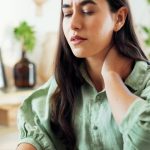 10 Kebiasaan Buruk yang Bikin Leher Cepat Capek
