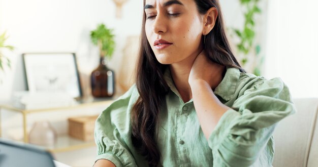 10 Kebiasaan Buruk yang Bikin Leher Cepat Capek