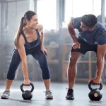 7 Langkah Aman Mengangkat Beban agar Panggul Tidak Cedera