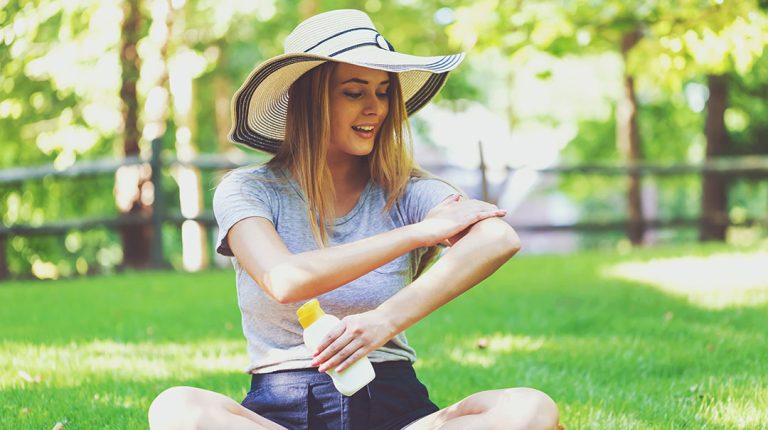 7 Cara Efektif Melindungi Kulit dari Bahaya Paparan Sinar Matahari