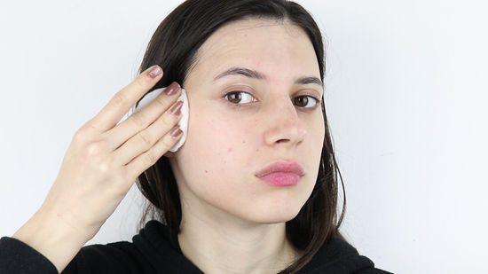 10 Cara Membersihkan Makeup di Area Dagu dengan Benar